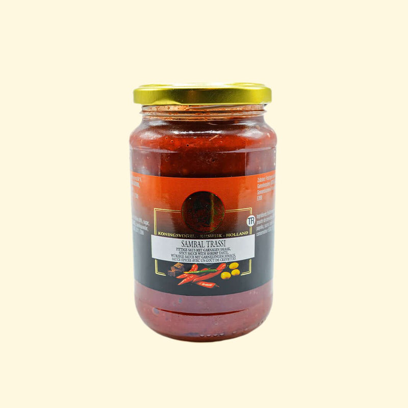 Get ready to set your taste buds alight with Koningsvogel Sambal Trassi 375g! This unique blend of spices is sure to spice up your cooking with its delicious rich flavor. A versatile condiment, it's the perfect way to bring intense flavor to your favorite dishes. Let's get cooking - it's the one to be king of the condiment world!